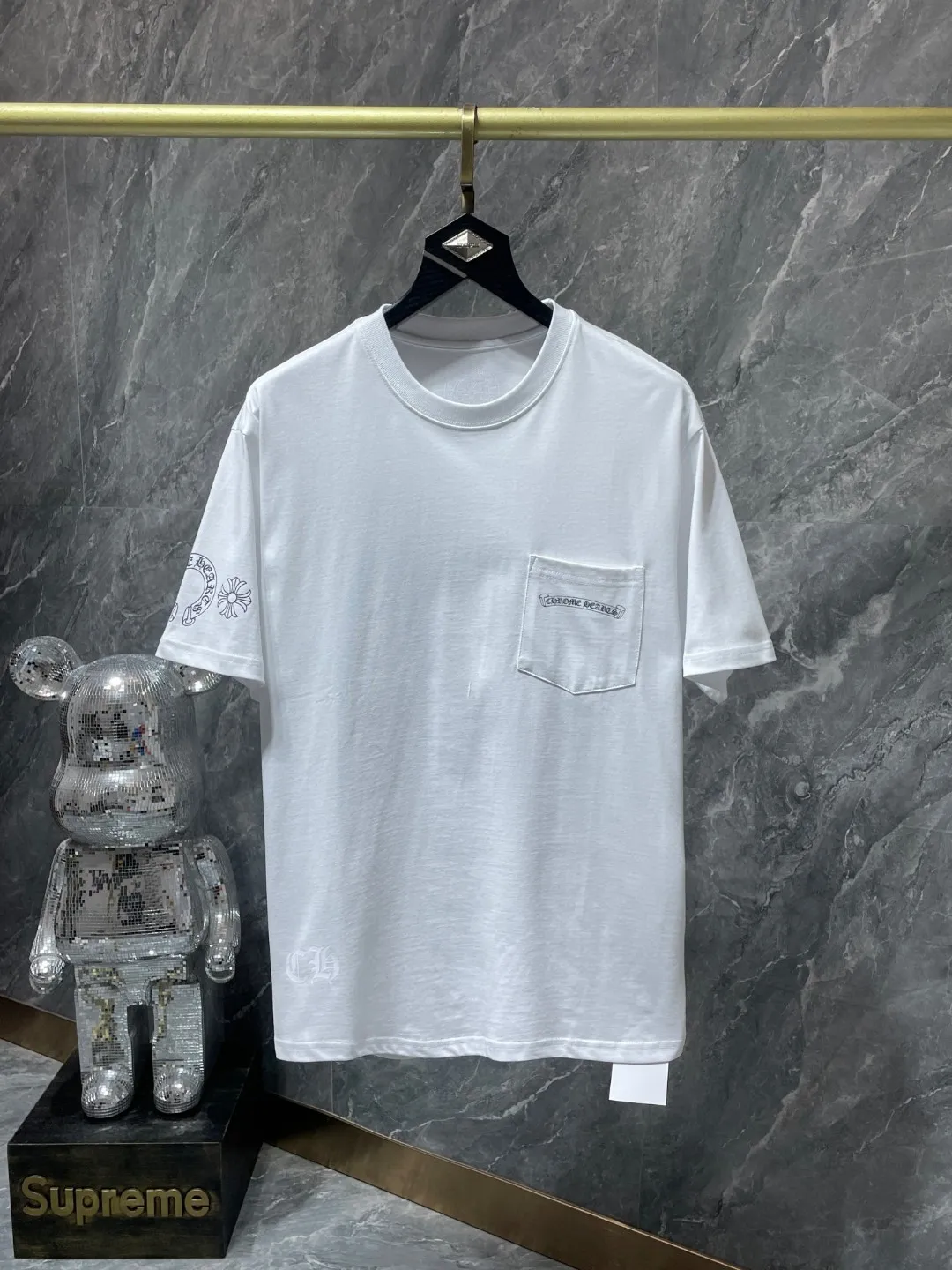 P140 New Chrome Hearts 25ss for summer. High gram weight, environmentally friendly and high-quality top fabric. 260g~270g. Chrome classic scroll letter color cross group flower arm short sleeves. Imported environmentally friendly glue printing and dyeing. Counter synchronization. Re-engraved version 1:1. Recommended color: black white. Size: S, M, L, XL.